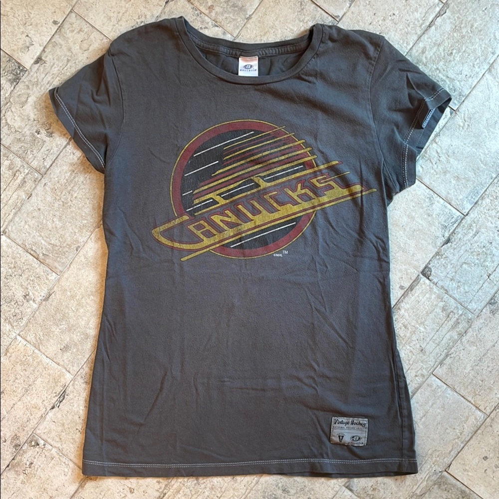 Vintage Vancouver Canucks Hockey Graphic fitted T-Shirt size XL